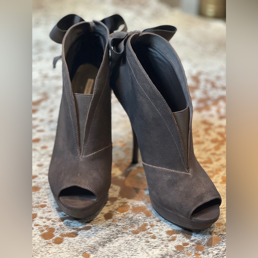 Vera Wang Bow Booties - image 1